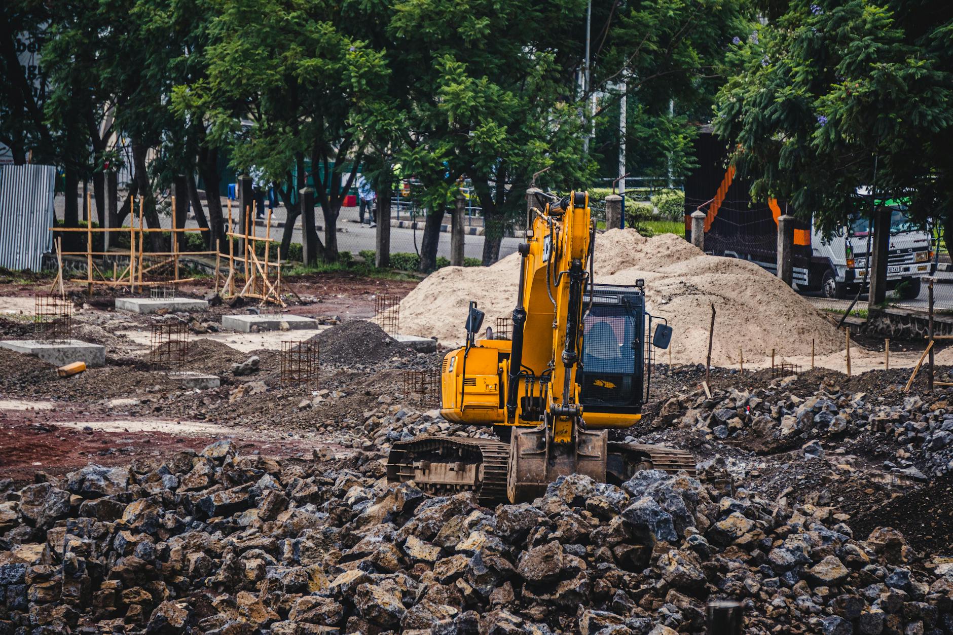 Tim profesional melakukan sondir tanah dengan peralatan modern untuk memastikan kestabilan fondasi proyek Anda