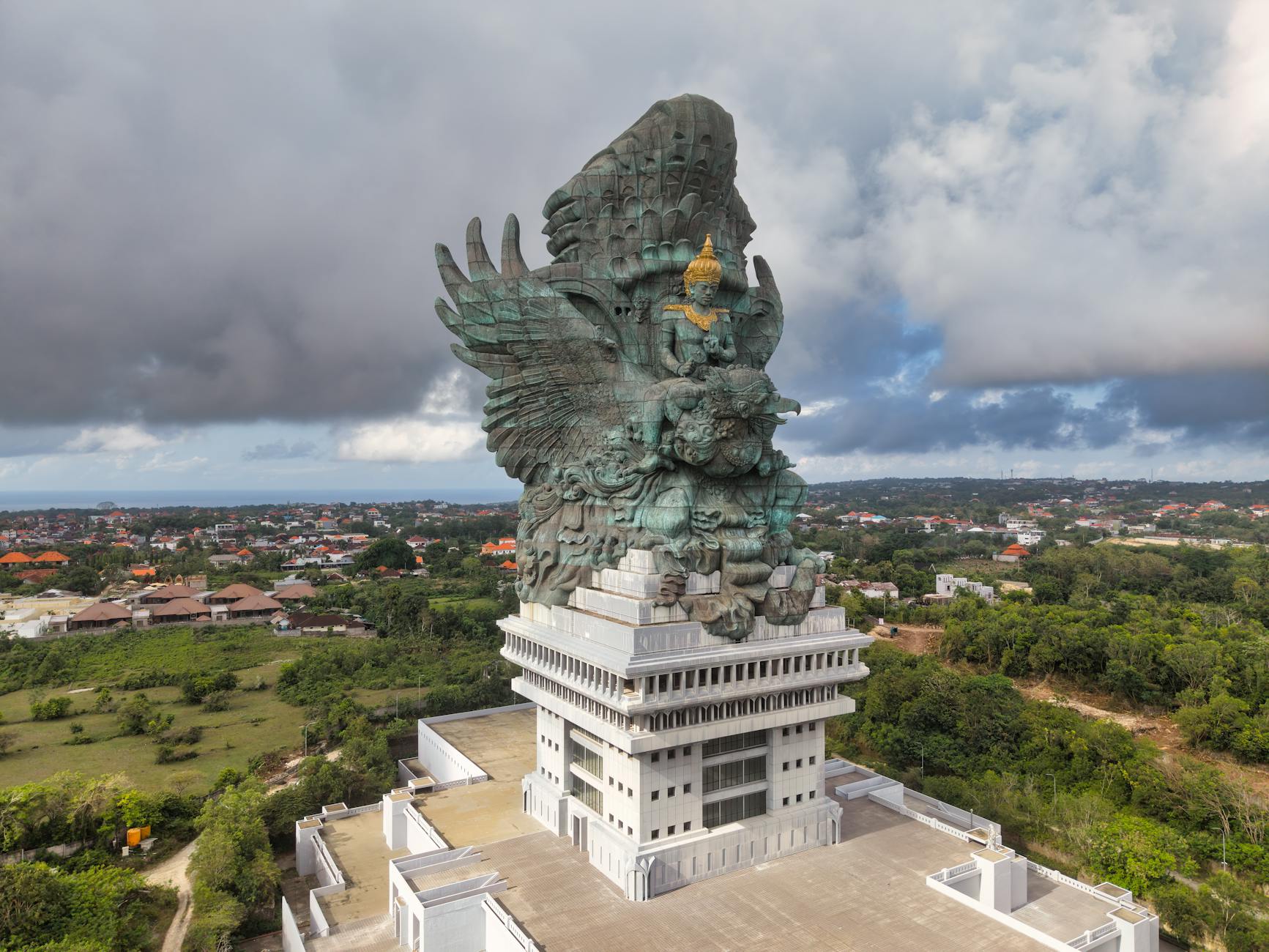 Tim ahli geoteknik melakukan survei tanah untuk proyek pembangunan di Bali