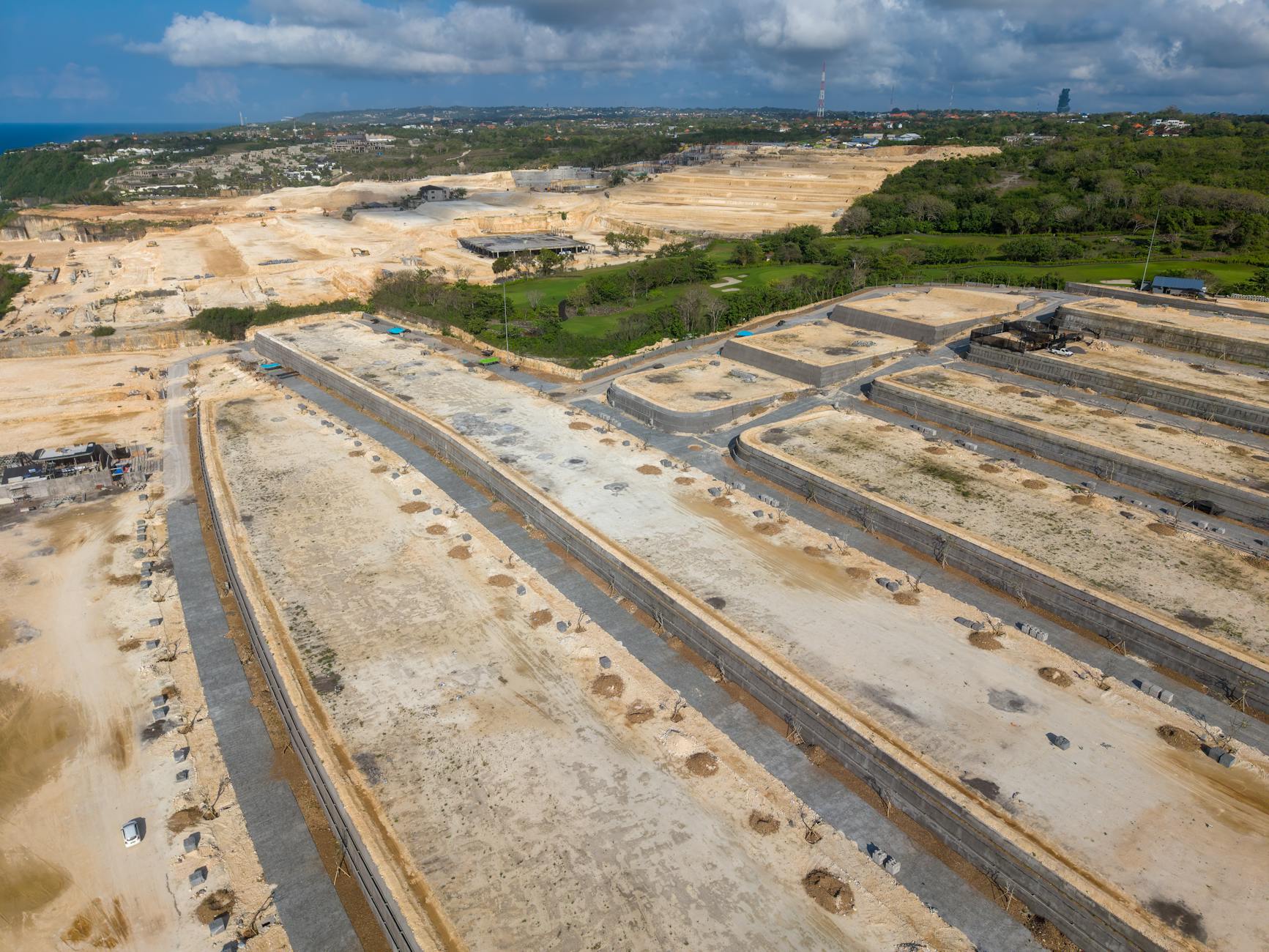 Tim ahli melakukan site investigation services di Bali untuk analisis tanah dan fondasi proyek konstruksi.