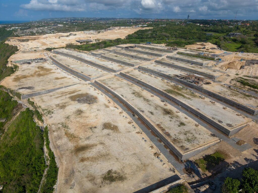 Tim profesional Bali Soil Engineering Company melakukan survei tanah di lokasi proyek konstruksi