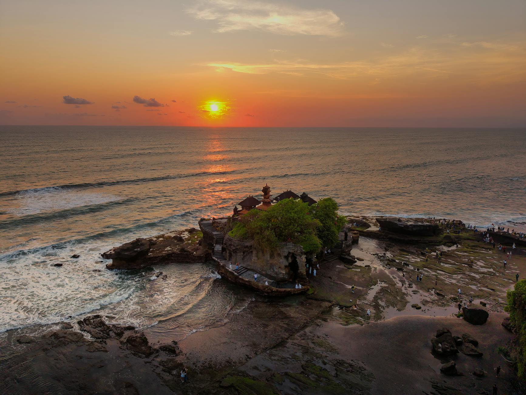 Tim ahli melakukan uji tanah di lokasi proyek Bali dengan peralatan modern.